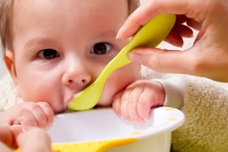 媽媽們喂養寶寶要得當，不要盲目添營養