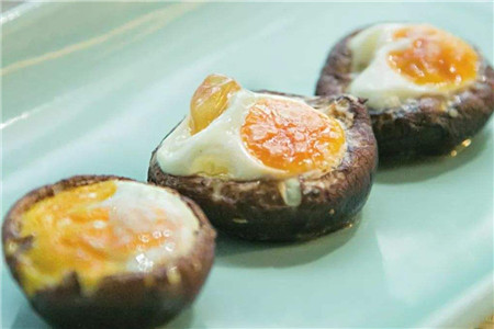 焗烤鵪鶉蛋，同奶酪香菇演繹鮮美菜品