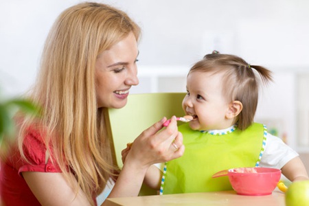 幼儿辅食如何选择，母亲自制需要保证营养