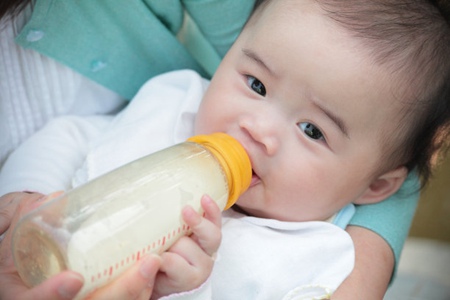 母乳不足的情況下，媽媽應該如何給孩子選奶粉