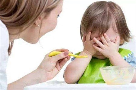 孩子不吃飯挑食，大多是受到家長的影響