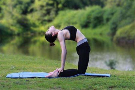 四個瑜伽動作幫你美容排毒，勤於練習還能青春永駐