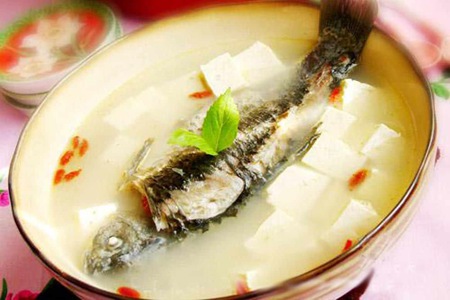 春季鲫鱼肥美高营养，煎烤煮汤的详细做法
