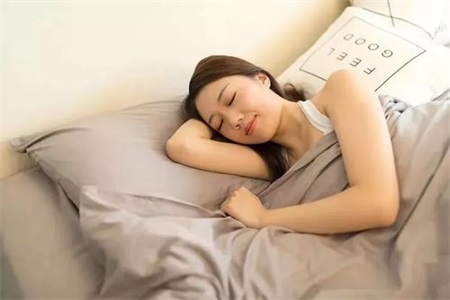 睡前的這個舉動，竟會影響到女性的睡眠質量