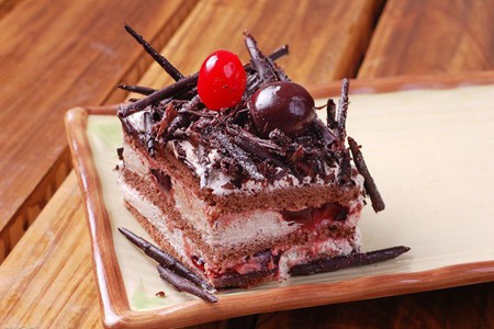 黑森林蛋糕甜美來襲，新鮮櫻桃成為主角