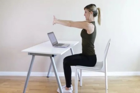 久坐的女性如何緩解肩頸酸痛？隻需五分鍾的瑜伽動作