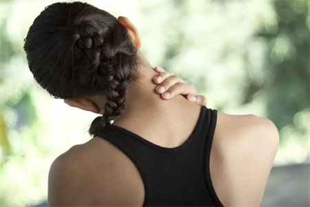 女性脖子酸痛怎麼辦？一組簡單的瑜伽動作就能幫你消除疼痛