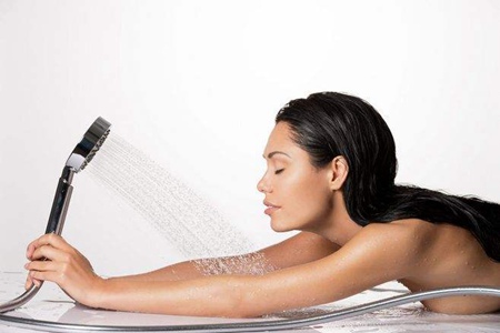 洗澡時多做這三件事情，讓你麵部皮膚緊致成為美女