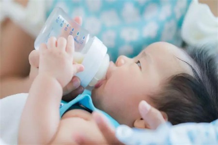 6个月宝宝吐奶能喂水吗？宝宝喂养注意事项需要了解一下