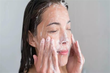 这五种错误的洗脸方式，只会让皮肤越来越敏感