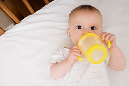 如何讓寶寶喂養更輕鬆，母乳、輔食混合讓寶寶健康發育