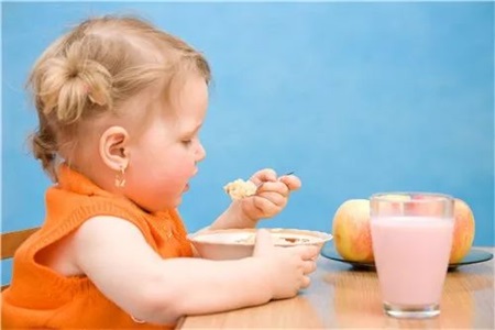 怎麼讓3歲寶寶自己吃飯？家長不能約束，做到這五點就不晚