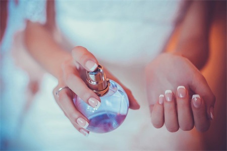女士喷香水的正确方法，最后一点让香水也能成为体香