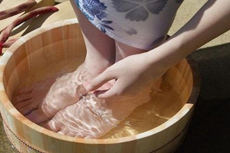 用熱水艾葉泡腳的好處，女性睡前美容的泡腳方法