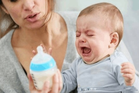 寶寶哭就是餓嗎？新手爸媽要知道過度喂養的危害