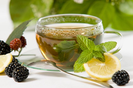 红茶功效：清热养胃，帮助消食抗衰老，排出女性身体废物