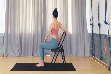 瑜伽初学者必练的瑜伽动作，只需要一把办公椅就能练习