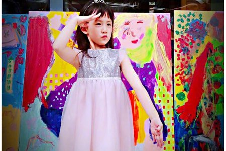 黃磊二女兒穿粉色公主裙才氣逼人，微博曬等身水彩畫作品