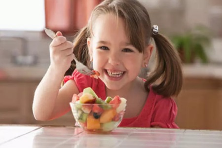 六個月寶寶輔食食譜，家長如何正確的給寶寶吃水果？
