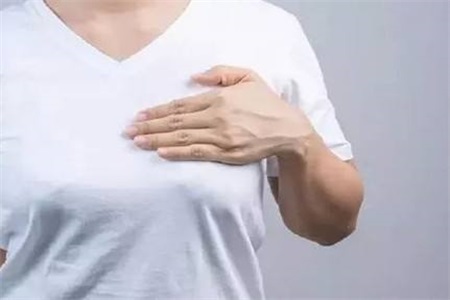 乳腺癌是怎麼引起的？女性要注意乳房脹痛是否有結節腫瘤