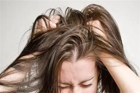 掉头发吃什么好，女性改善这些习惯比植发更有效