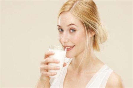 女性要想补钙要趁早，这些食物补钙预防骨质疏松