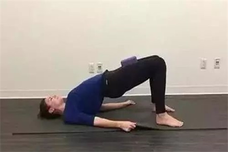 女性练习瑜伽注意协调性，三组瑜伽动作加强力量训练