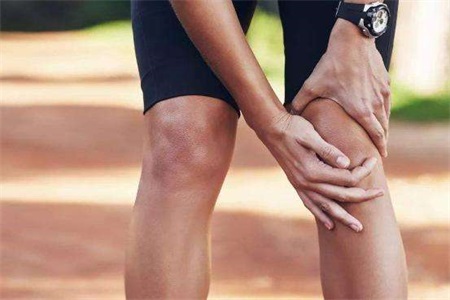 女性膝蓋痛的可能問題，一個動作就可以減緩膝蓋的壓力