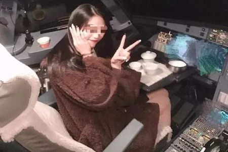 桂林航空机长邀女网红进驾驶舱终身禁飞，网友：跟中国机长不能比