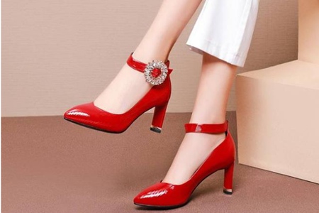 女士红色高跟鞋衣服搭配图片，这五双高跟鞋让你穿出时尚感