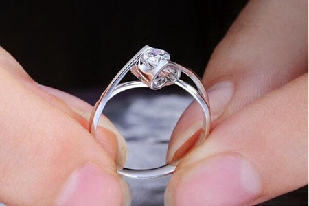 戒指的戴法和意义，女生十个手指戴钻戒的正确方法