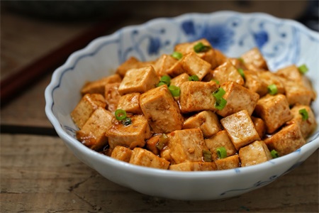 豆腐怎麼做好吃 簡單的紅燒豆腐嫩滑爽口能吃好幾碗米飯