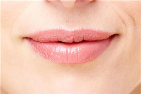 冬天嘴唇干裂脱皮怎么办 五种唇部护理方法一步到位