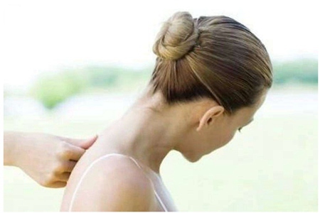 脖子富贵包的六个消除方法，女性打造优美天鹅颈