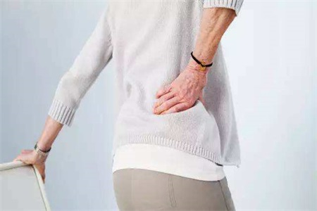 女人腰疼是什么原因引起的？治腰疼最好的四个方法