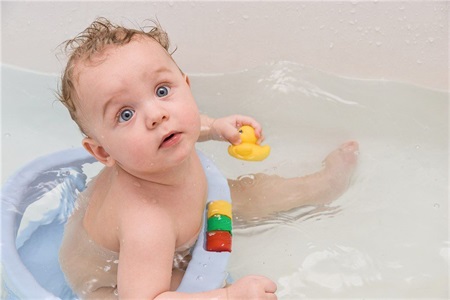 感冒咳嗽吃什么好的快？宝宝感冒能不能洗澡物理降温要知道