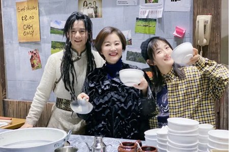 林青霞谢娜张杰同框，张杰话剧《曾经如是》大受好评