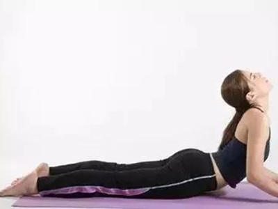 三个瑜伽健身体式，帮你缓解腰部酸痛1.jpg