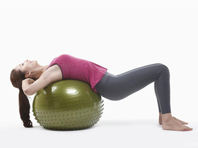 瑜伽球的六个练习体式，帮你练出好身材：上篇