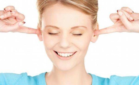 掏耳朵可能是件让女性感到舒服的事情，但是也要注意这些问题