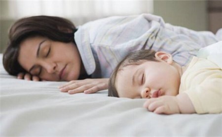 晚上寶寶突然醒來有哪些原因導致？有時候媽媽不用大費周章