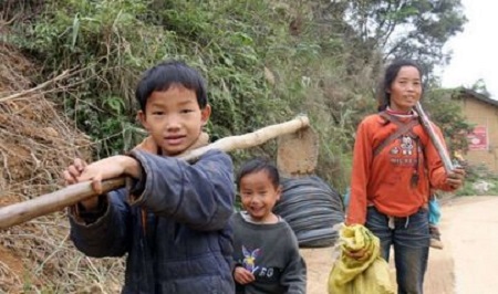 这个村子女人干活，男人打牌，孩子却被教育成这样！〖上〗.jpg