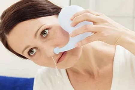 秋天女性鼻炎复发，可用生理盐水清洗