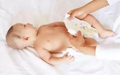 给宝宝换尿布时，妈妈如何做到“帮宝适”？这点要记牢