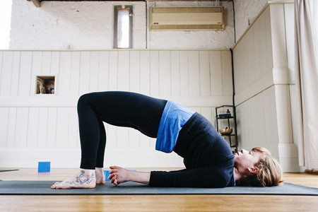 女性腰背酸痛，瑜伽叩首式帮你改变驼背仪态