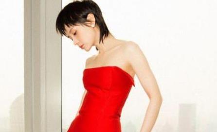 杨颖与王子文红色抹胸裙，网友：拒绝比较，都很漂亮.jpg