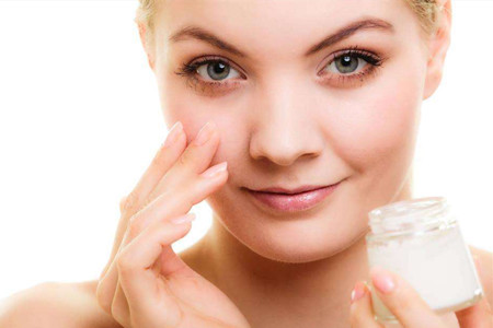 女人减少脸上的皱纹，洁肤防晒不能少