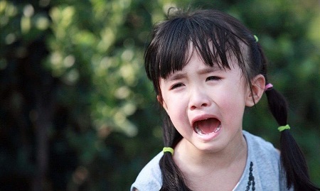 面对孩子哭闹，你的教导有效吗？不如这样做.jpg