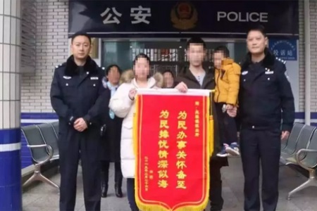 1四岁孩子凌晨走在马路上，被人捡走父母竟不知.JPG