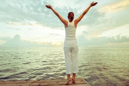 4女性每天练习这些瑜伽动作，可以改善多种病痛.JPG